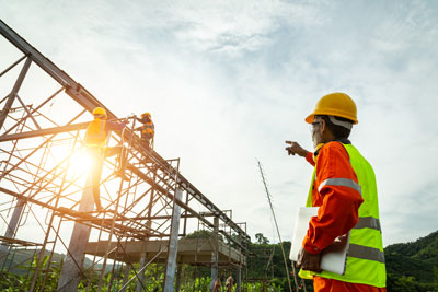 construction-worker-control-in-engineer-technician-watching-team-of-workers-on-high-steel-platform-engineer-technician-looking-up-and-analyzing-an-unfinished-construction-project